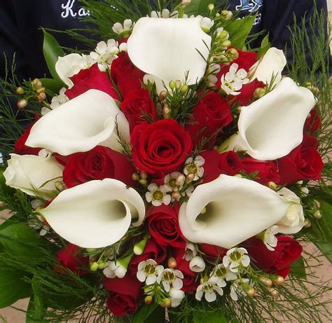 Wedding bouquets calla lily come in large bunches with bright colors. My favorite bouquet of all time! Red roses and white Cala ...