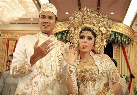 Putri bungsu dari 2 bersaudara pasangan riki latief dan elisabeth ini telah berkenalan dengan dunia. Kini Thalita Latief resmi dipersunting kekasihnya Dennis ...