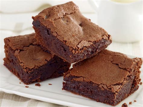 Mehl und eine prise salz zufügen und alles zu einem glatten teig verrühren. Für diese Brownies braucht ihr nur zwei Zutaten | Brownies ...