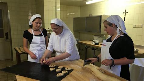 Alle schraenke sind in weiss. Partygirls im Kloster: Begegnung mit Folgen