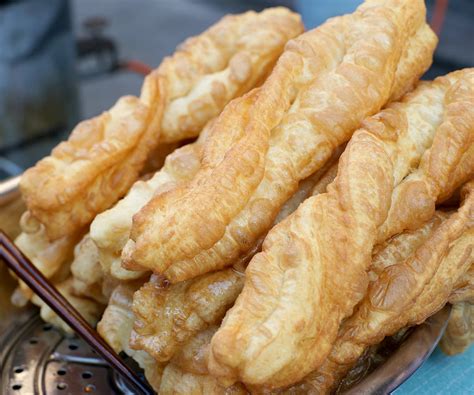 Masukkan tepung terigu, garam, dan baking soda ke dalam. Cara Membuat Cakwe : 6 Resep Cakwe Untuk Jualan Begini ...