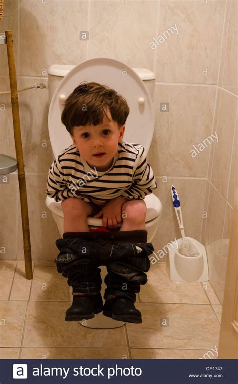 Jungen, bei denen die jeansjacke den schwarzen anzug nur ungenügend maskiert, mädchen, die, begleitet von gestrengen müttern, in ihrer eleganten toilette und den darübergezogenen windjacken frieren. Little Boy On Toilet Stockfotos und -bilder Kaufen - Alamy