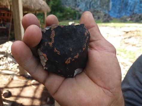 Ao fundo, tremula a bandeira do império do brasil. Expertos investigan composición de meteorito