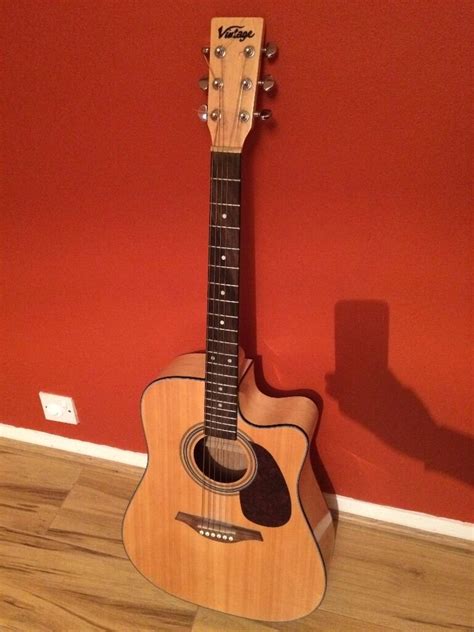 We know what professional guitar players want. "Vintage" brand electro-acoustic guitar in great condition ...