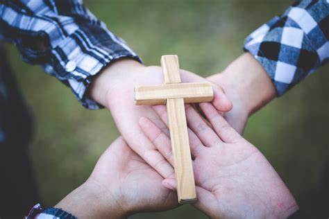 Spero che queste condoglianze riempiano un poco il tuo cuore e che presto trovi la consolazione per superare il lutto. 10 frasi da usare per le condoglianze religiose - Exequia