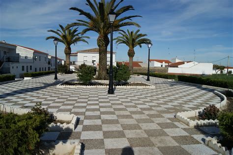 Se encuentra al sur de la provincia de badajoz, concretamente a 38º 19´ de longitud oeste y a 6º 20´de latitud norte. Calzadilla en Fotos: Calzadilla de los Barros