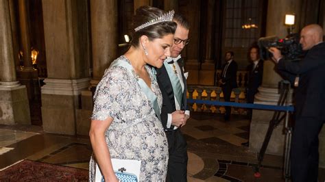 Er und sofia hatten ende november bekanntgegeben, dass sie beide positiv auf das coronavirus getestet wurden. Prinzessin Victoria: Maxi-Babybauch lässt alle rätseln ...