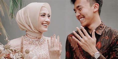 Maybe you would like to learn more about one of these? Gambar Model Baju Untuk Lamaran - Inspirasi Kebaya Modern ...