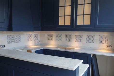 Tile is the better choice for your space. Kitchen in blue with Delft tiles | Kitchen tiles, Kitchen ...