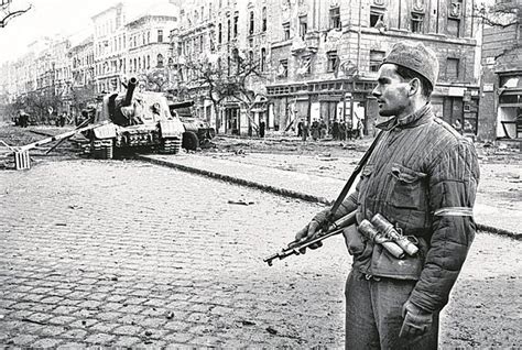 Die blutige niederschlagung des ungarischen volksaufstands vom herbst 1956 machte deutlich, dass die sowjetunion nicht bereit war, ihre politische und ideologische vormachtstellung in ostmitteleuropa relativieren oder gar in frage stellen zu lassen. Ungarn-Aufstand | Geschichte | Essays im Austria-Forum