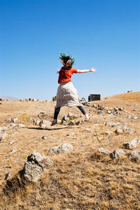 Zwei schwestern boten einer frau und ihrer tochter auf der. Frau Und Zorats Karer - Monument In Armenien Stockfoto ...