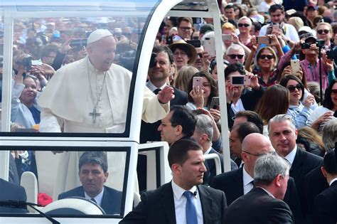 Le immagini della reazione infastidita di papa francesco, a seguito dell'energica trattenuta da parte di una donna ieri sera in piazza san pietro dopo la celebrazione del 'te deum', sono diventate subito. Papa Francesco arrabbiato: la verità sul brutto gesto. Il dettaglio che in pochi hanno visto nel ...