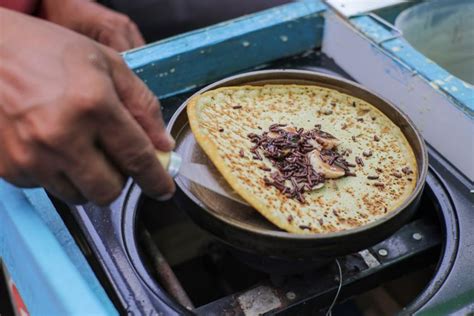 Kocok lepas telur dan gula pasir halus sampai gula larut. Resep Leker Crispy dengan Teflon, Bikin Jajanan Jadul di Rumah