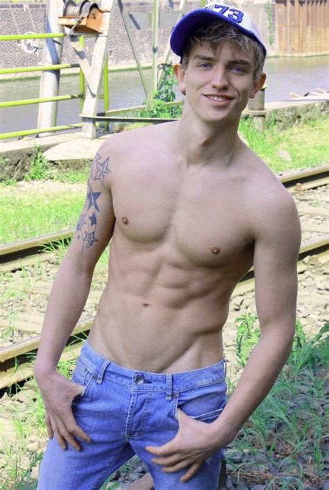 A great looking guy every day. Pin on Shirtless Guys