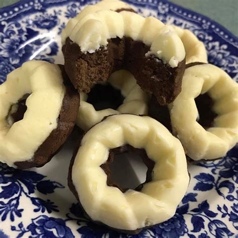 Kuih puteri ayu (steamed pandan sponge c. Resepi Puteri Ayu Coklat Cheese (Gebu dan Menyelerakan ...