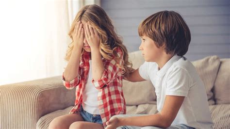 Dans sa cour, le jeune homme découvre une fille qui est également prise… Frère et sœur : 10 moyens de gérer les disputes ...