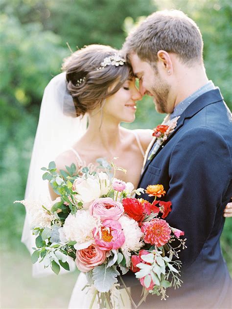 While it's easy to know the basics, such as avoiding wearing white, it can be difficult when you need to nail down. Late Summer Midwest wedding | Outdoor ceremony | 100 Layer ...