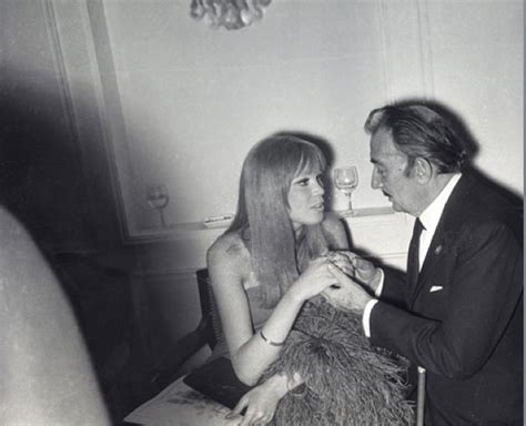 Von 1962 bis 1964 war er mit der journalistin patricia lewis verheiratet; Amanda Lear: El Mito de la Ambigüedad Sexual - Radio ...