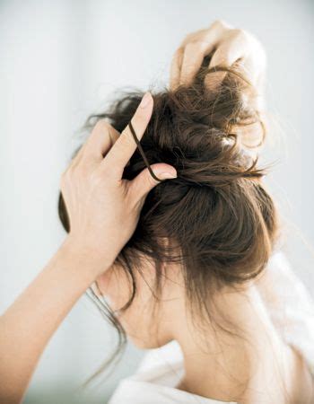 仕事中にもおすすめ!簡単にできる髪のまとめ方19選 | 美的.com ...