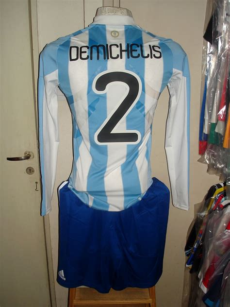 Tal cual lo habíamos adelantado hace un tiempo, argentina vestirá una camiseta un poco distinta para sudáfrica 2010. UNBEKANNT_87: Selección Argentina 2010 / Camiseta y short ...