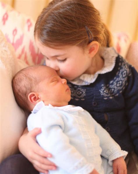 Royal baby space shuttle , велосипед 16'' фиолетовый. Royal Baby : la photo du baiser de Charlotte à son petit ...