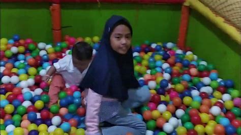 Terutama jika ia meminta mandi bola. Mainan Anak dyra dan distya Mandi Bola - YouTube