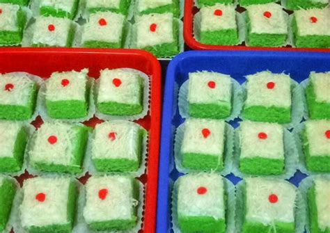 Resep kue bolu pandan 5 telur | 01 resep kue 2017 from lh3.googleusercontent.com kukus di atas api sedang 30 menit sampai matang. Cara Mudah Menyiapkan Bolu Potong Pandan Lembut Yang Bikin ...