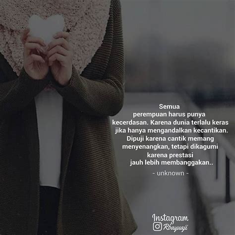 Kamu juga bisa membagikan quotes inspiratif ini melalui media sosial atau hadiah bermakna loh! Caption Ig Tentang Wanita Cantik | Captionseru