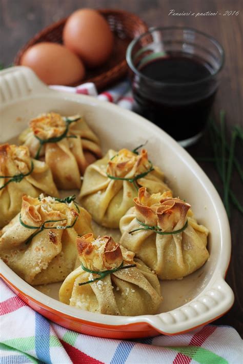 Per la cottura delle crepes, scaldare una noce di burro in una padella antiaderente. Fagottini di crepes semi-integrali con crema di fave e ...