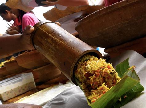 Nasi lemak adalah hidangan ringkas boleh disajikan untuk sarapan pagi untuk yang tersayang. Wajib cuba nasi beriani dalam buluh kalau ke P. Pinang ...