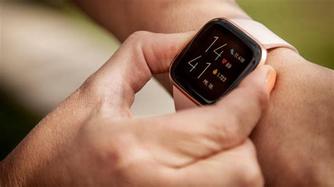 How to turn on or off a fitbit? Fitbit Versa 2 im Test: Akkuwunder für Smartwatch-Neulinge