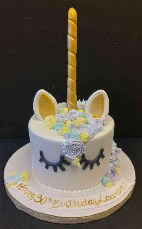 Every day we serve our classic cupcakes! Flower unicorn cake - le' Bakery Sensual