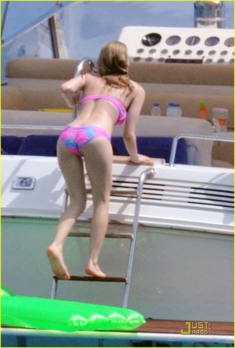 And don't get me started on the groin shots or full on pubic rubbing. Avril Lavigne: Avril Lavigne body pics