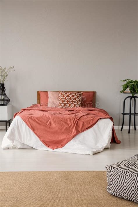Fußhocker pouf bett wandelbar klappbett morfeo. Puff Auf Teppich Im Minimalen Grauen Schlafzimmerinnenraum ...