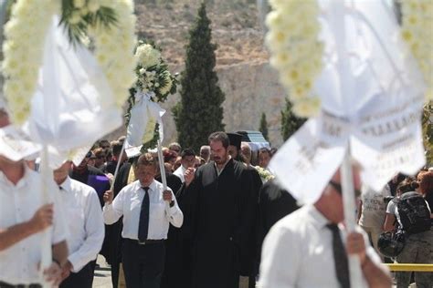 Πορεία διαμαρτυρίας μεταναστών στο σχιστό. Αίγινα: Θρήνος στην κηδεία του 44χρονου και της 5χρονης - Κοινωνία | News 24/7