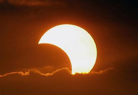 O eclipsă de soare se produce atunci când luna trece între pământ și soare, prin fața soarelui. Prima eclipsa partiala de Soare din 2011, vizibila marti