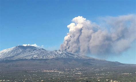 In 1865 the volcanic summit was about 170 feet (52 meters) higher than it was in the early 21st century. Tre scosse di terremoto sull'Etna, la più forte di ...