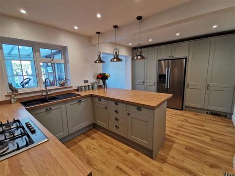 Using photos taken from homes across the uk, these kitchen ideas showcase original and imaginative ways to plan and decorate a kitchen space. Green and oak Howdens Kitchen | Country kitchen designs ...