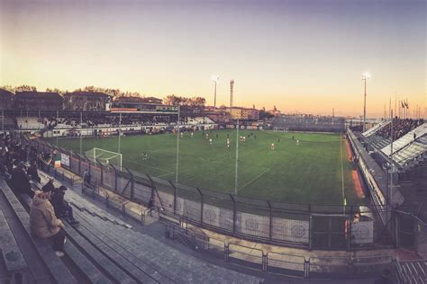 Ubicato sull'isola di sant'elena, nella laguna veneziana, è dedicato alla memoria dell'aviatore pier luigi penzo; Stadio Pierluigi Penzo, Venedig - FLUTLICHTFIEBER