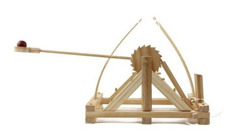 Mancınık yapımı için gerekli malzemeler tahtaya benzer çubuklar olacaktır. Da Vinci Mancınık Sistemi | Mekatronik Eğitim