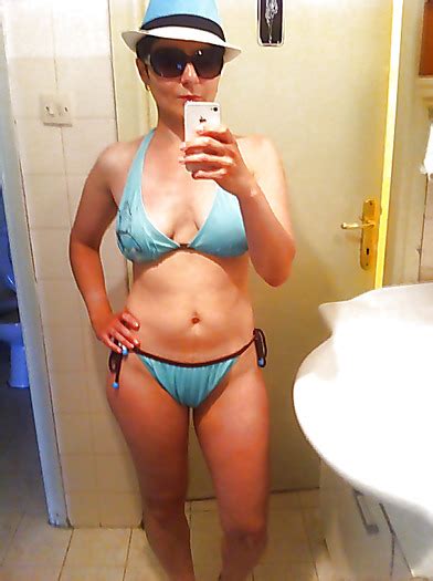 Short hair milf naked selfies