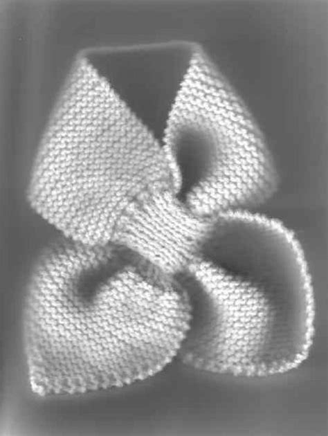 What beautiful scarf knitting pattern! Tuck-in or Bow-knot Scarf - Free Pattern in 2020 | Scarf ...