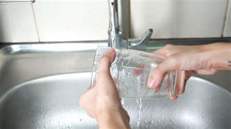 How to separate two glasses that are stuck together. How To Unstick Drinking Glasses That Are Stuck Together ...