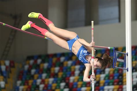 O objetivo é que o disco seja lançado o mais distante possível. Atletismo - Esportes - InfoEscola