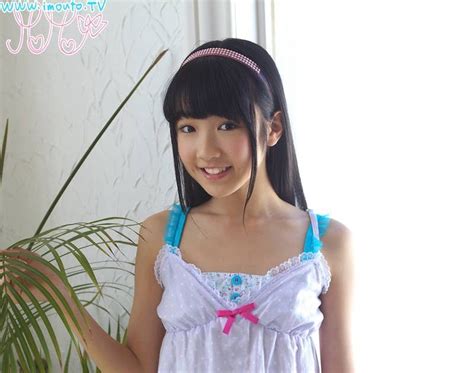 Gravure idols (グラビアアイドル, gurabia aidoru?) are japanese models who work in a variety of media ranging from glossy mens magazines to dvd idol movies. Japanese Girl Idols: Momo Shiina Gravure Idol