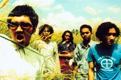Estilo pictórico caracterizado por la deliberada ingenuidad, tanto en la representación de la realidad como en los colores empleados. Rayakan 20 Tahun Album Pertama, Drummer Naif Unggah Foto Jadul