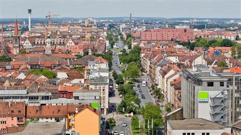 Der mutmaßliche täter sei mit einem „glatten durchschuss niedergestreckt worden, aber. Nürnberg: Mann attackiert Frau mit Messer - Verdächtiger ...