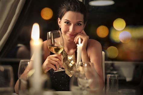 Se stai organizzando una cena romantica a casa, la prima cosa da fare è offrire un drink di inaugurazione della serata. Cena romantica, cena speciale: idee per menù, outfit e ...