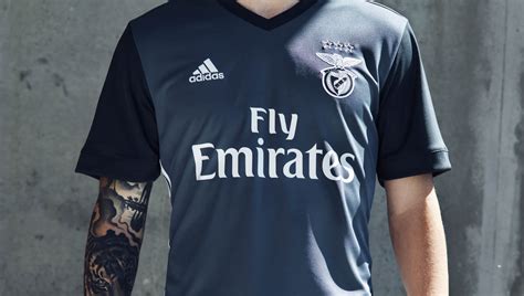 The new as águias (the eagles) jerseys sees the club place an emphasis on black with the it being used to add details to the 20/21 home shirt. Benfica Away Kit : Home Benfica 20 21 Kit Football Shirt ...