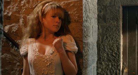 Kristina wurde auf der straße gefragt, ob sie die rolle der nina martens spielen wolle und keine schauspielschule bestanden habe. Kristina Schmidt (Bild 4 von 6) - UNCUT